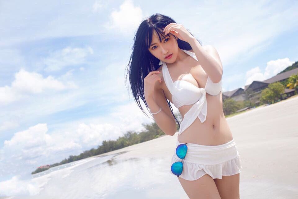 白色比基尼美女海边诱惑写真