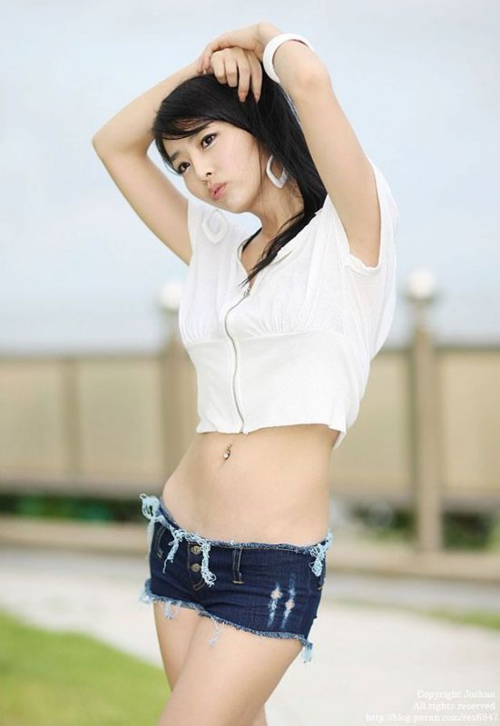 韩国车模私房秀美胸诱人写真