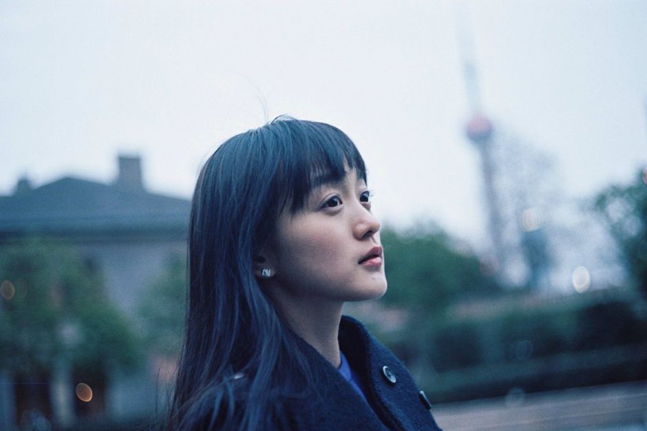 女演员何泓姗街拍写真大片