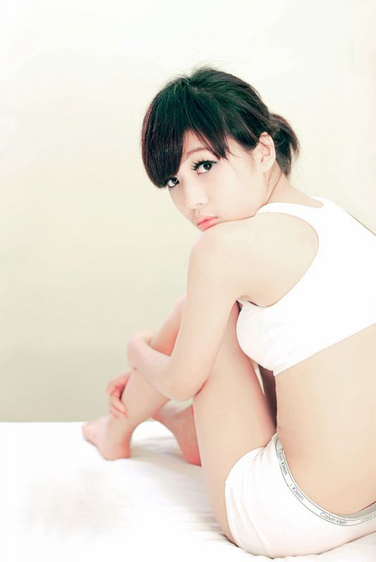 可爱美眉私房内衣迷人写真