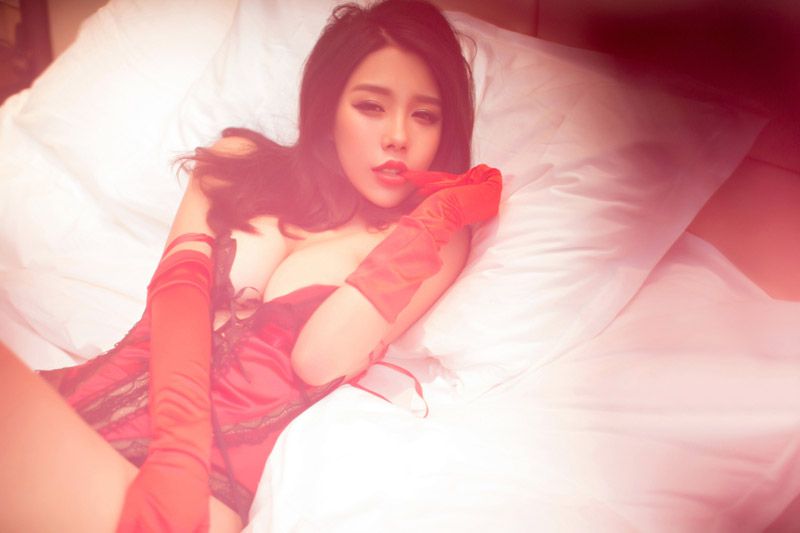 性感黑色纱裙翘臀美女私房美胸诱人写真