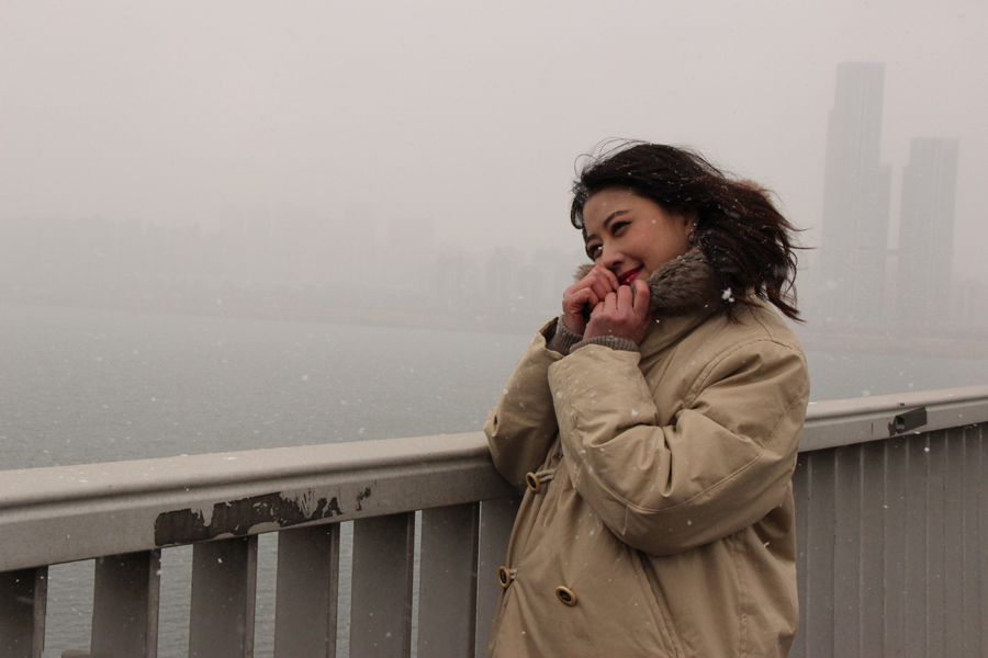 周海媚冬日时尚街头高清写真