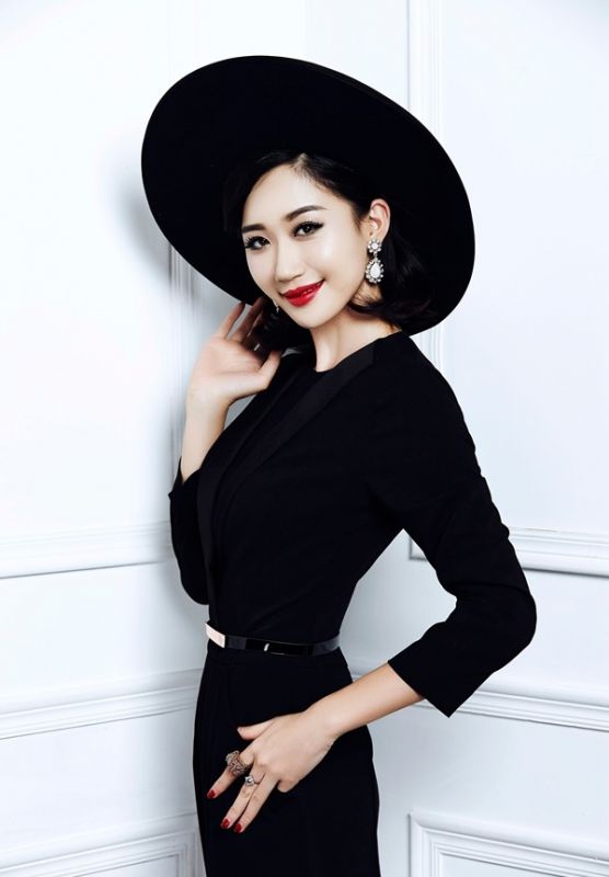 司珂华红唇优雅复古写真