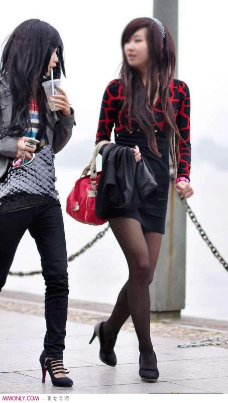 短裙黑丝美眉街头迷人写真