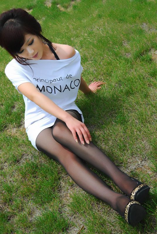 绿色草地黑丝长腿美女户外写真