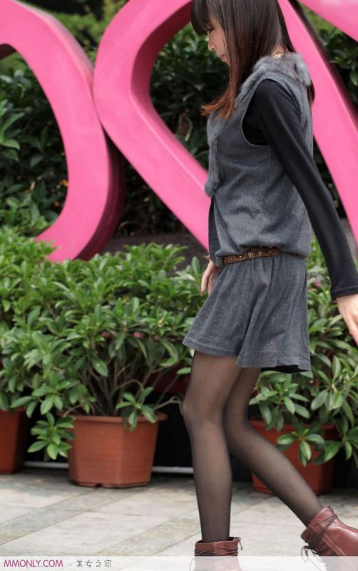 街拍短裙黑丝美腿美女高清写真