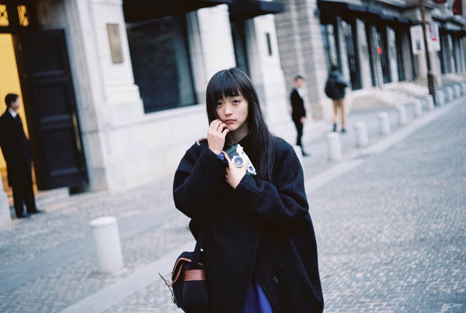 女演员何泓姗街拍写真大片