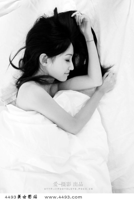 甜美清新美眉闺房迷人写真