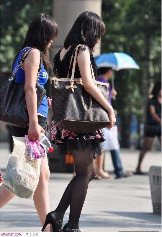 丝袜美女街头迷人写真