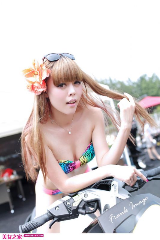 机车比基尼美女诱人写真