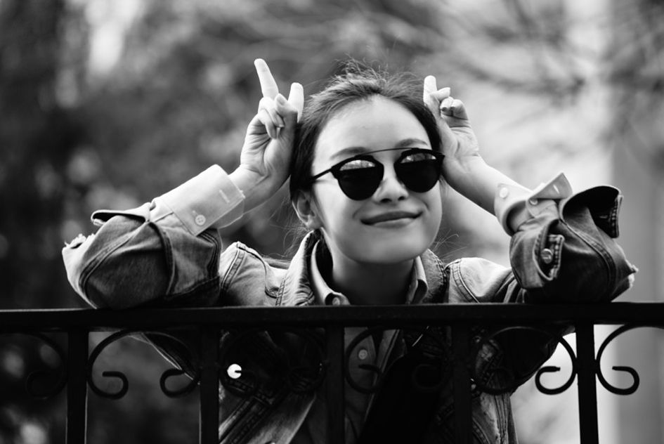 倪妮墨镜耍帅呆萌可爱迷人写真