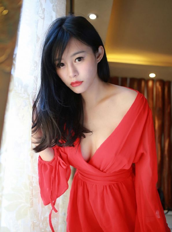 性感酥胸嫩模易欣私房撩人写真