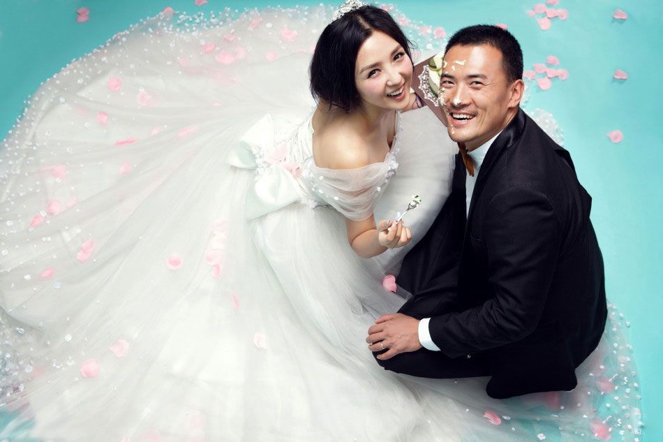 何洁幸福甜蜜婚纱照