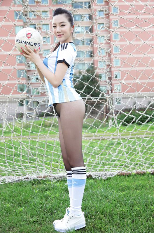性感黑丝足球宝贝户外诱人写真