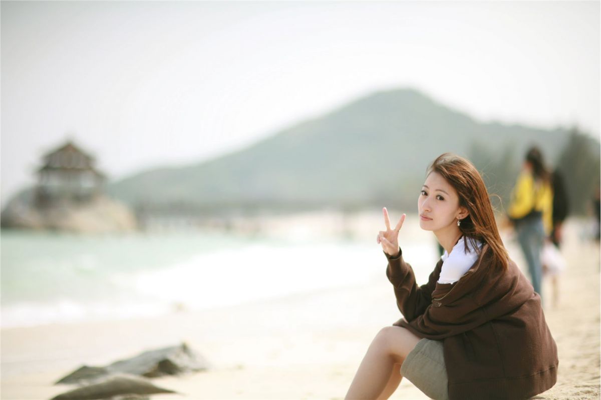 性感香车美女户外秀美腿写照