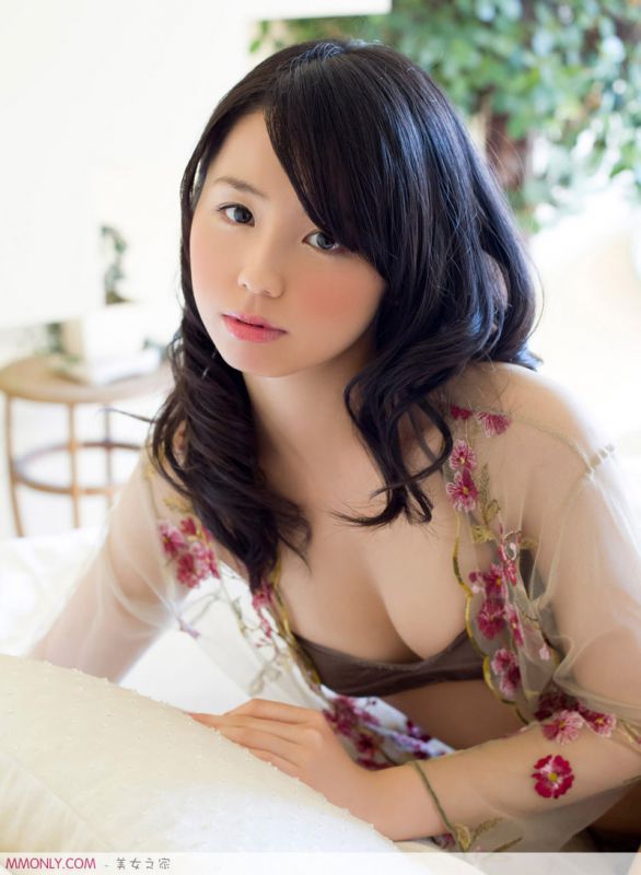 日本童颜美女小池里奈红色内衣诱惑写真