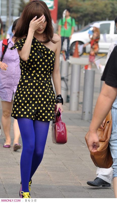另类丝袜美眉街头可爱写真