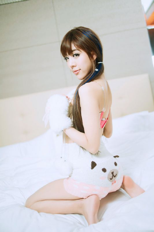 卖萌大胸内衣美女私房性感写真