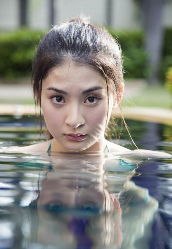 比基尼女优香田茧泳池湿身诱人写真