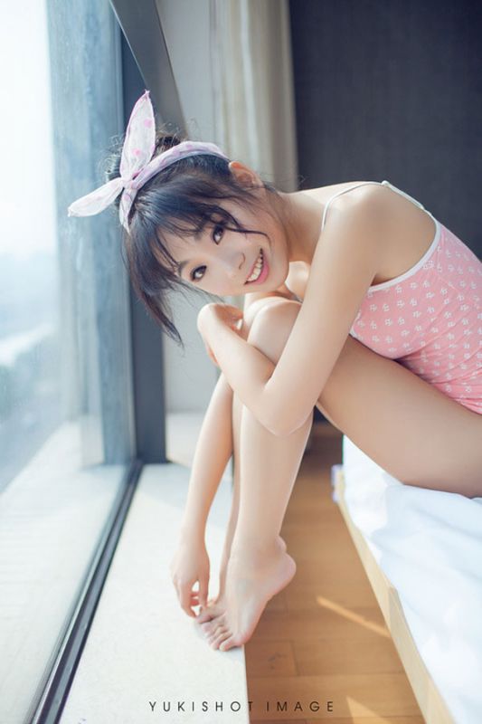 性感美胸甜美美女私房诱人写真