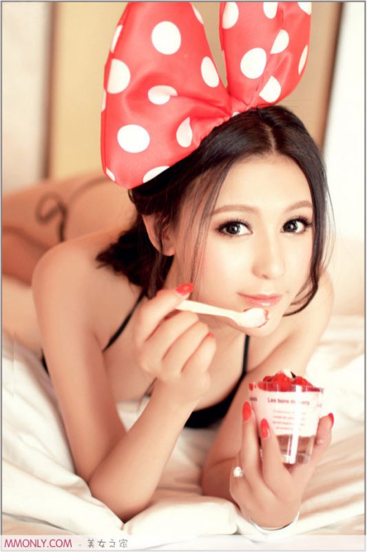 性感美胸美女诱人私房写真