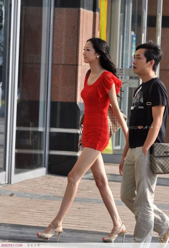 街拍红裙美女高清写真