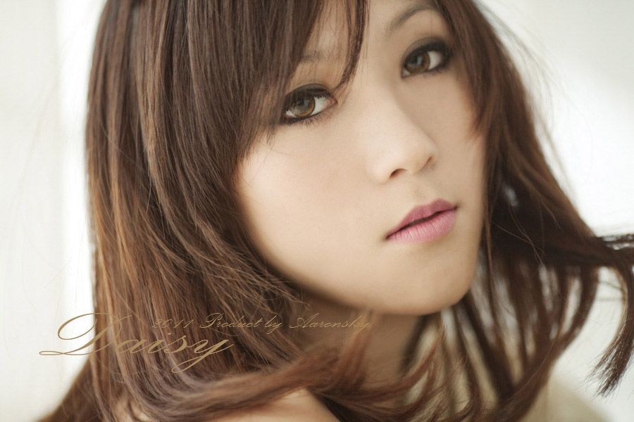 清纯可爱美女室内迷人写真