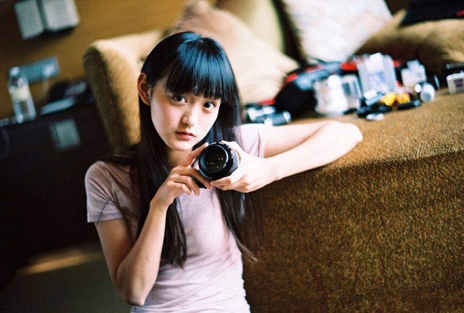 清纯美女何泓姗居家写真拍摄