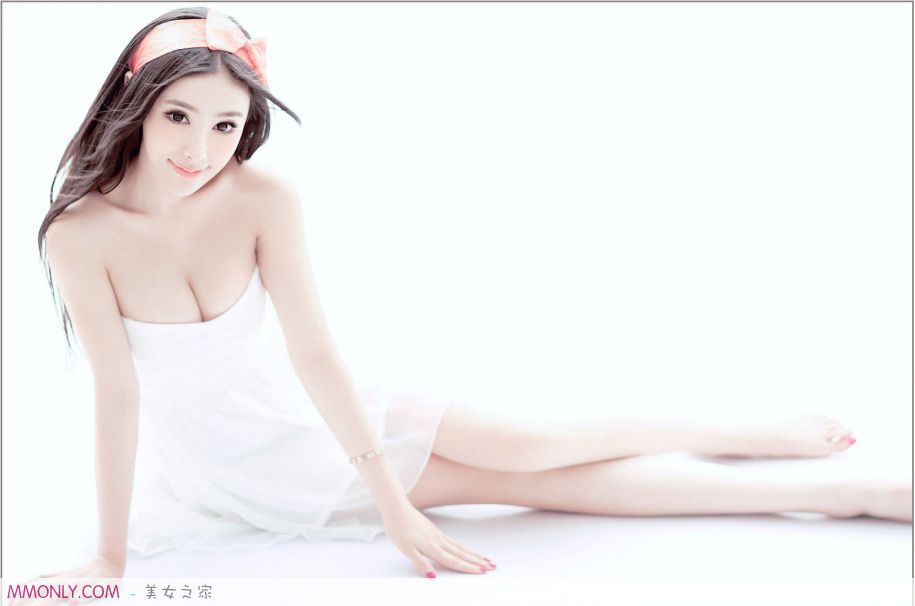 性感酥胸嫩模王馨漪私房纯白诱惑写真