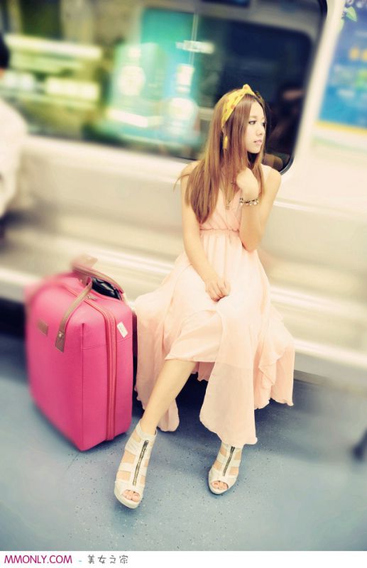 高跟长裙美女街头迷人写真
