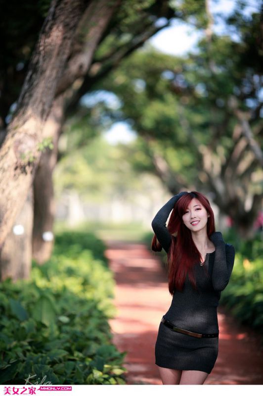 短裙美腿美女小清新户外写真