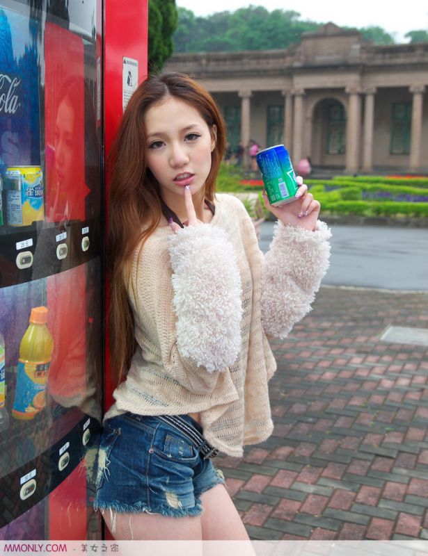 街拍清新短裤美女高清写真