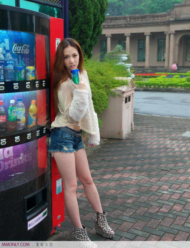 街拍清新短裤美女高清写真