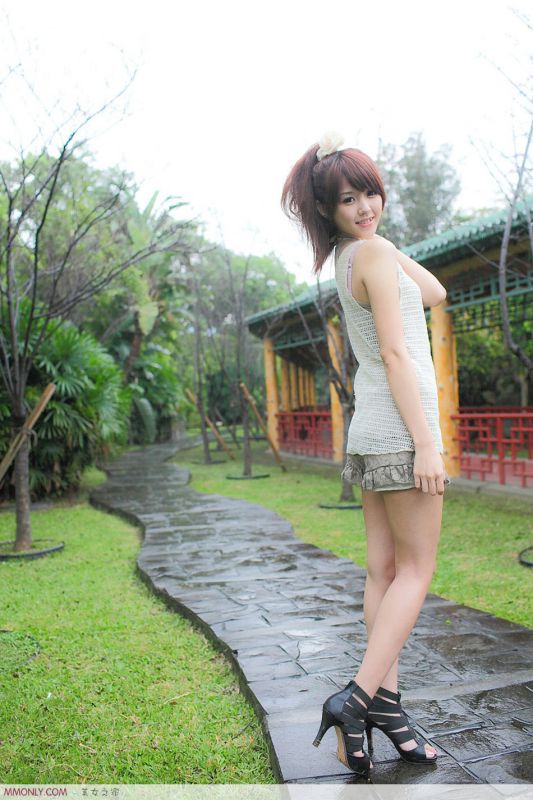 可爱美眉小清新户外迷人写真