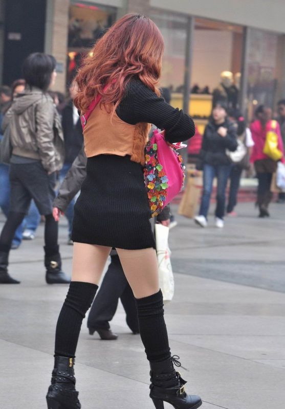 性感短裙丝袜美女街头迷人写真