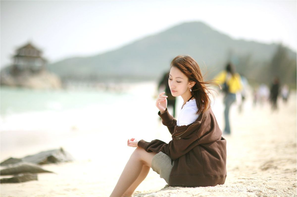 性感香车美女户外秀美腿写照