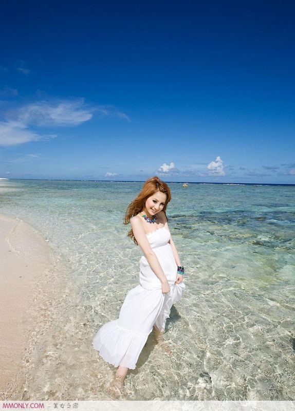 妩媚日本美女沙滩迷人写真