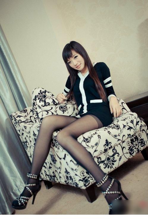 长腿黑丝美女浴缸诱人写真