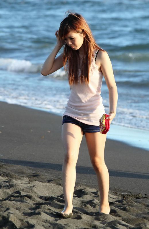 街拍沙滩美眉高清写真