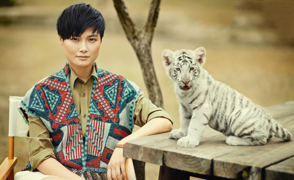 李宇春抱小猴子拍摄亲密写真