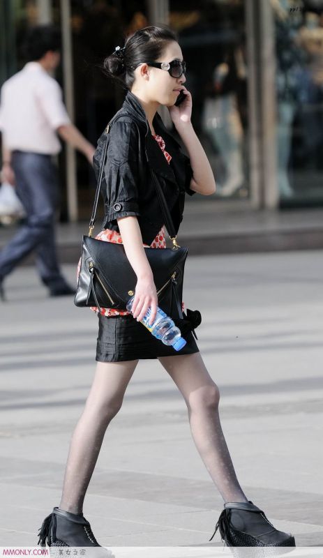 街拍酷黑时尚美女高清写真