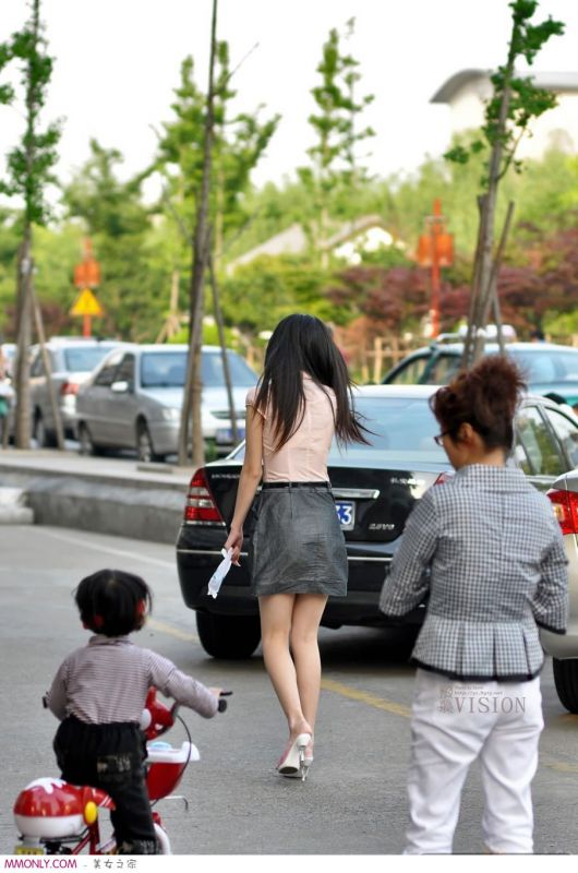 美腿短裙美女街头迷人写真