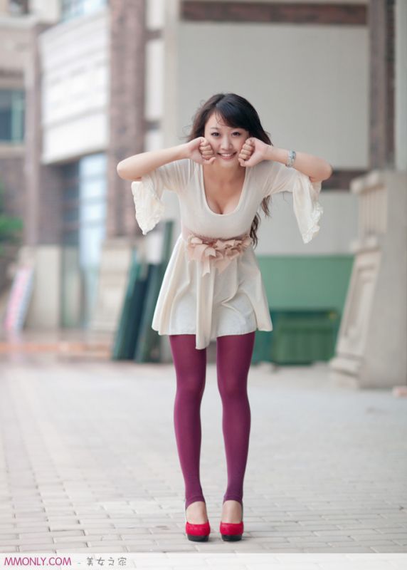 性感短裙美女街头卖萌高清写真