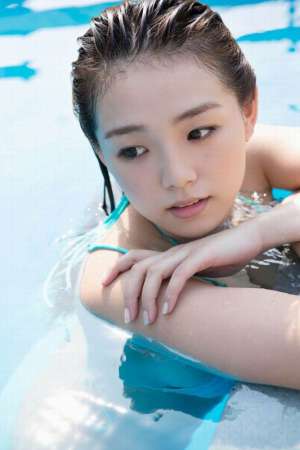 日本女优泳池比基尼清纯写真