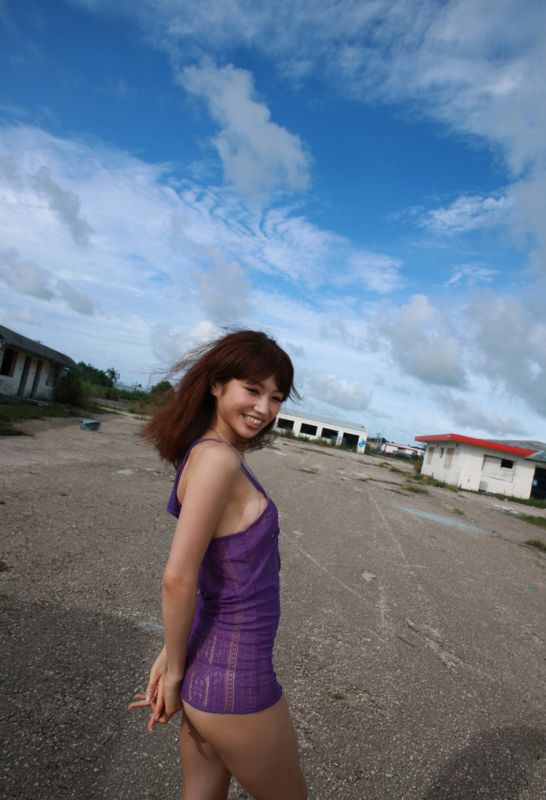 日本内衣酥胸美女户外性感写真