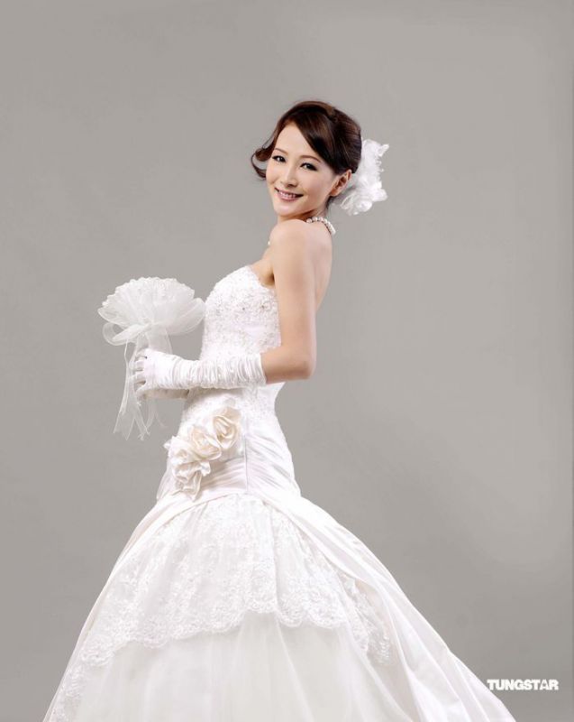 美女诸葛梓岐性感婚纱唯美写真