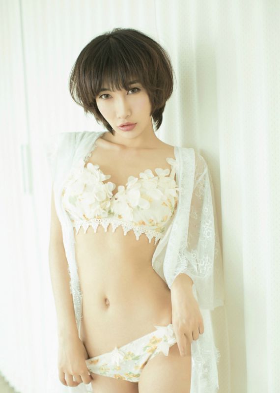 张梓瑗性感内衣秀傲人双峰写真