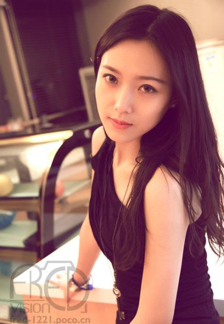 长发短裙美女室内迷人写真