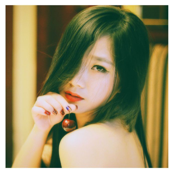 性感睡衣酥胸美女私房撩人写真