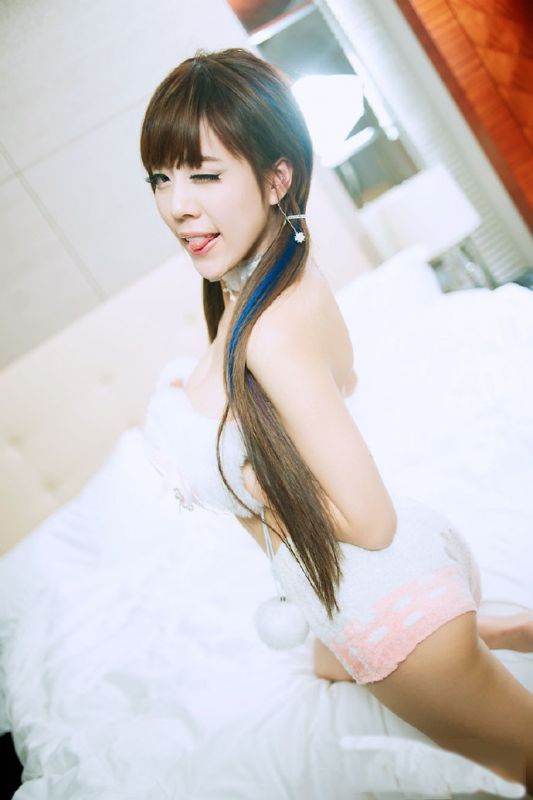 卖萌大胸内衣美女私房性感写真